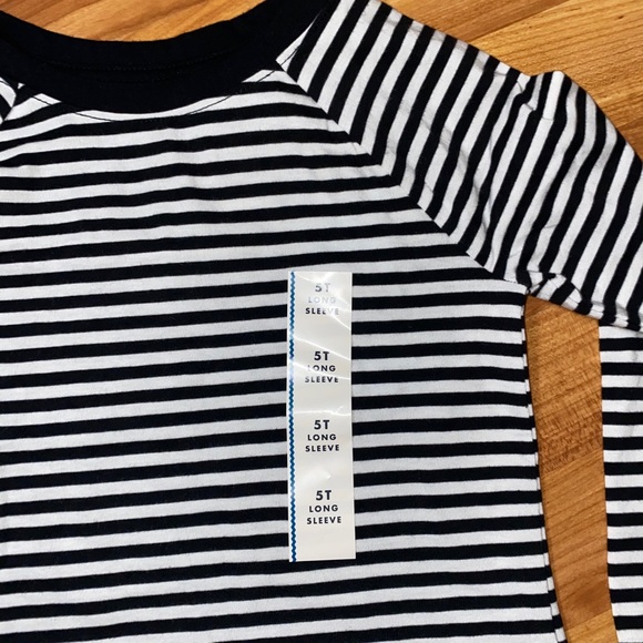 🍀NWT Sz 5T black & white stripe Cat & Jack - Picture 2 of 3